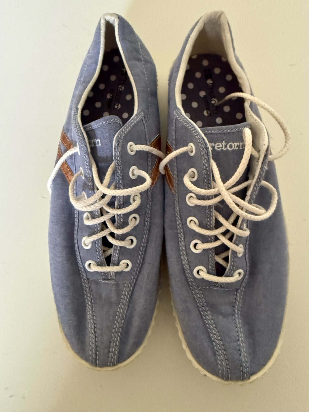 Tretorn women’s Light Blue Lace-Up Sneakers with Tan Accent sz 9.5